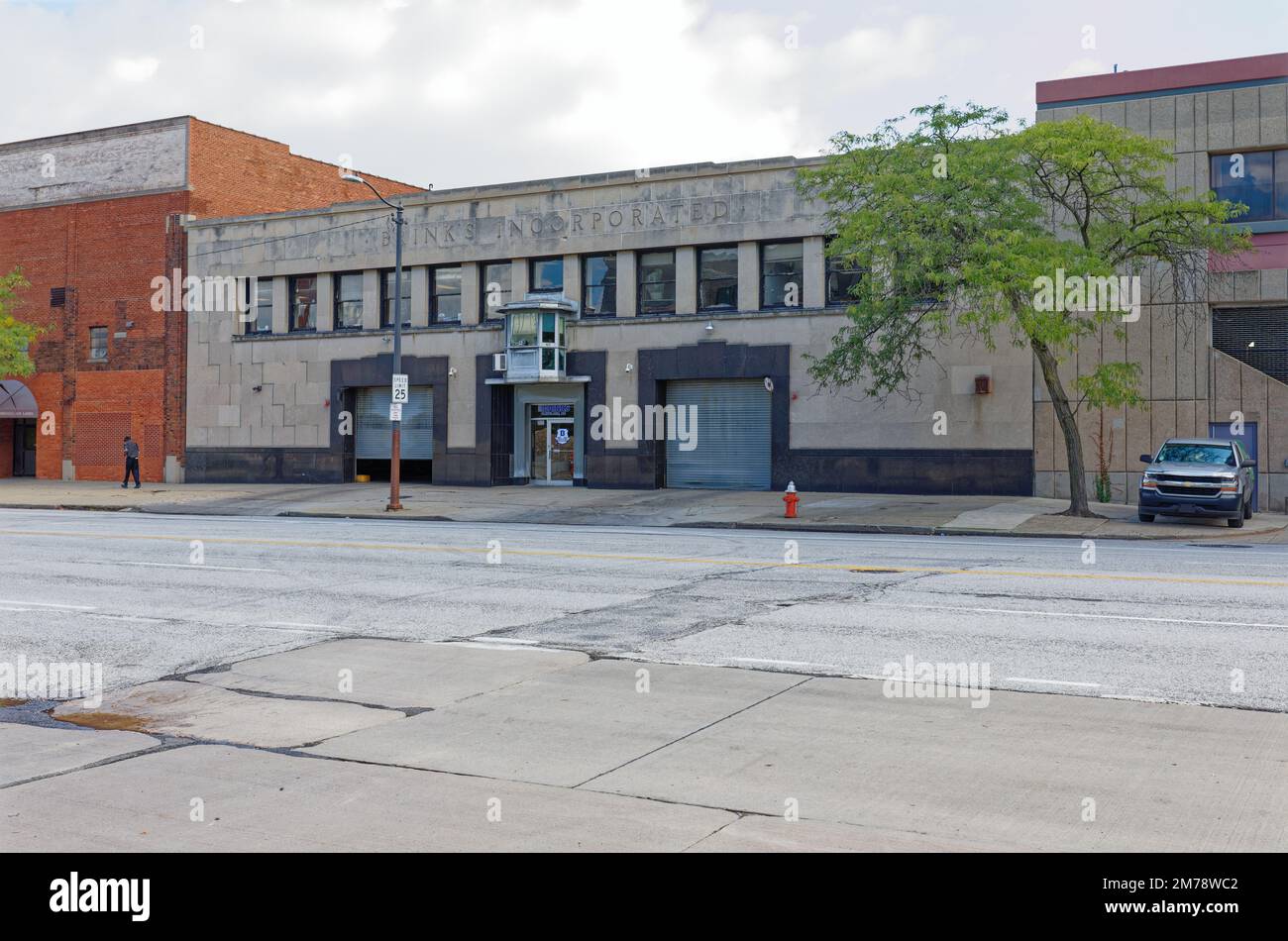 Brink’s Incorporated – les gens de camions blindés – garage sur Superior Avenue. Notez le montant de protection au-dessus de la porte avant, entre les quais de chargement. Banque D'Images