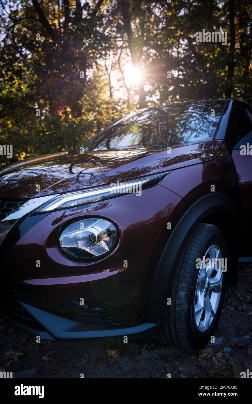 Kiev, Ukraine : New Nissan Juke 2022 ans en couleur Bourgogne Banque D'Images