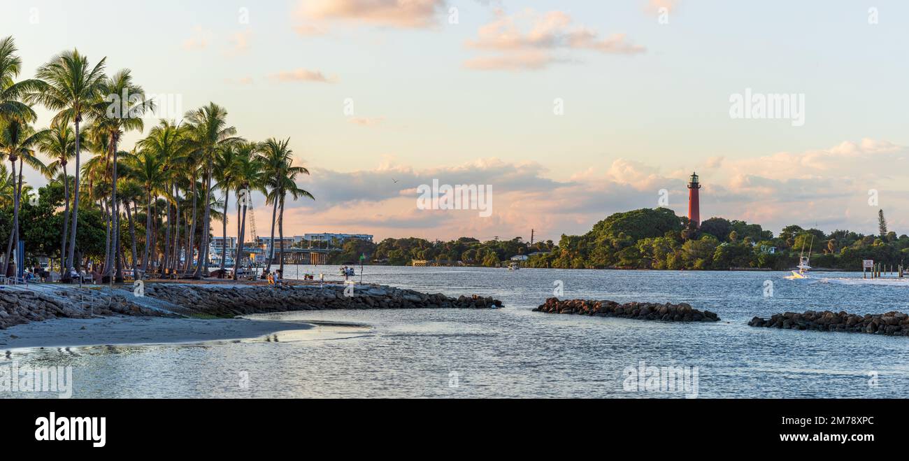 Vue sur le phare Jupiter du côté nord de Jupiter Inlet. Banque D'Images