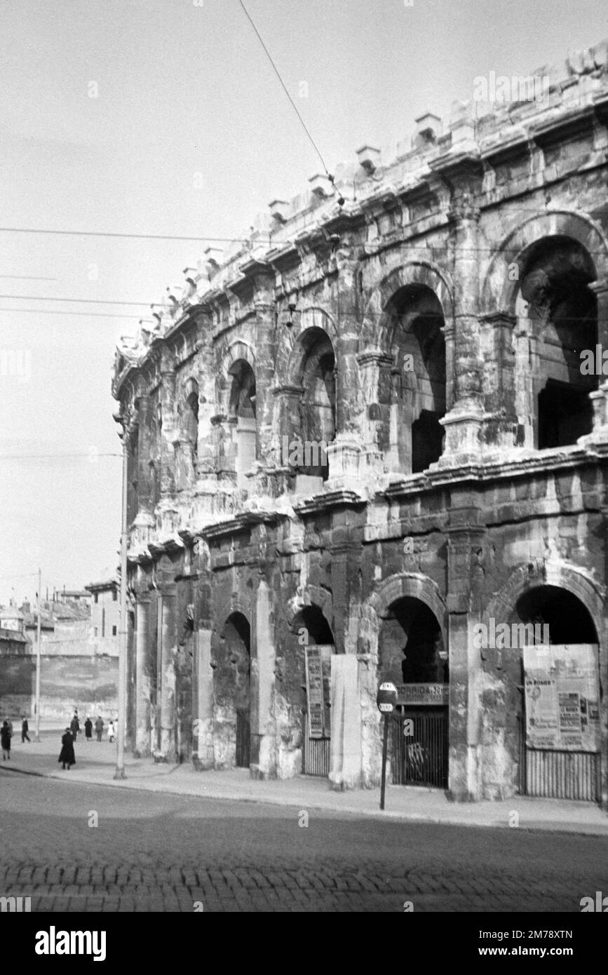 Amphithéâtre romain, Arenes ou Théâtre antique Nîmes Gard France. Photo noir et blanc vintage ou Monochrome de c1940,1 Banque D'Images