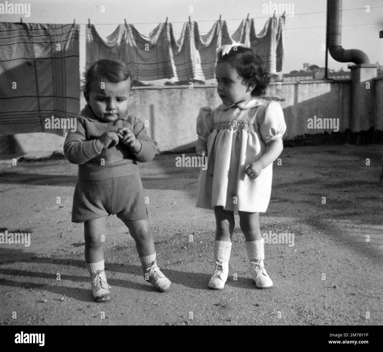 1940s enfants français, tout-petits, tout-petits ou Jeune frère et sœur 1947 France. Photographie noir et blanc ou monochrome vintage. Banque D'Images