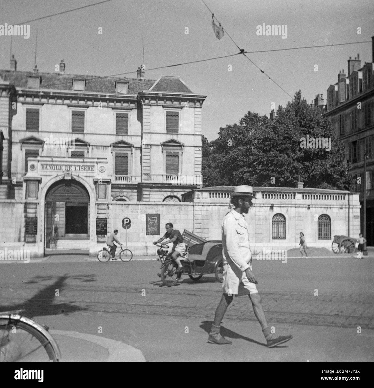 1940s scène de rue avec la Banque de l'Isère, les cyclistes et le ...