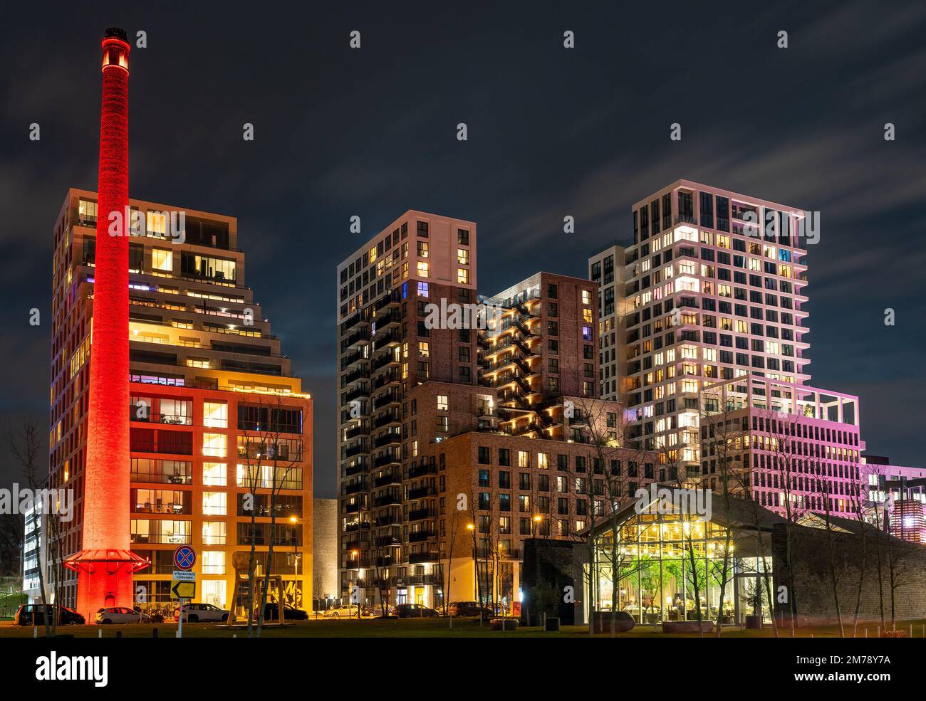 Eindhoven, pays-Bas, 07.01.2023, quartier Eindhoven Strijp S la nuit, bâtiments modernes sur l'ancien terrain industriel Banque D'Images