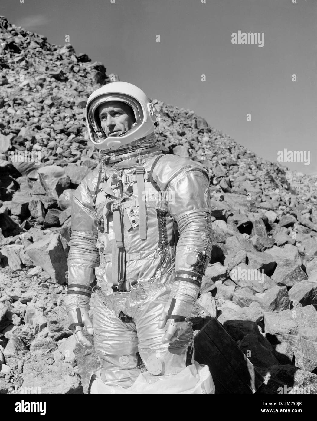 Paulina Lake, États-Unis. 22 septembre 1964. Walter Cunningham, astronaute de l'équipe de premier plan Apollo VII de la NASA, porte une combinaison pressurisée lorsqu'il monte une pente de roche lors de l'entraînement de familiarisation en surface lunaire dans les champs d'écoulement obsidienne, à 22 septembre 1964 près du lac Paulina, en Oregon. Cunningham meurt 4 janvier 2023 à l'âge de 90 ans, le dernier membre survivant de la mission Apollo 7 de la NASA. Banque D'Images
