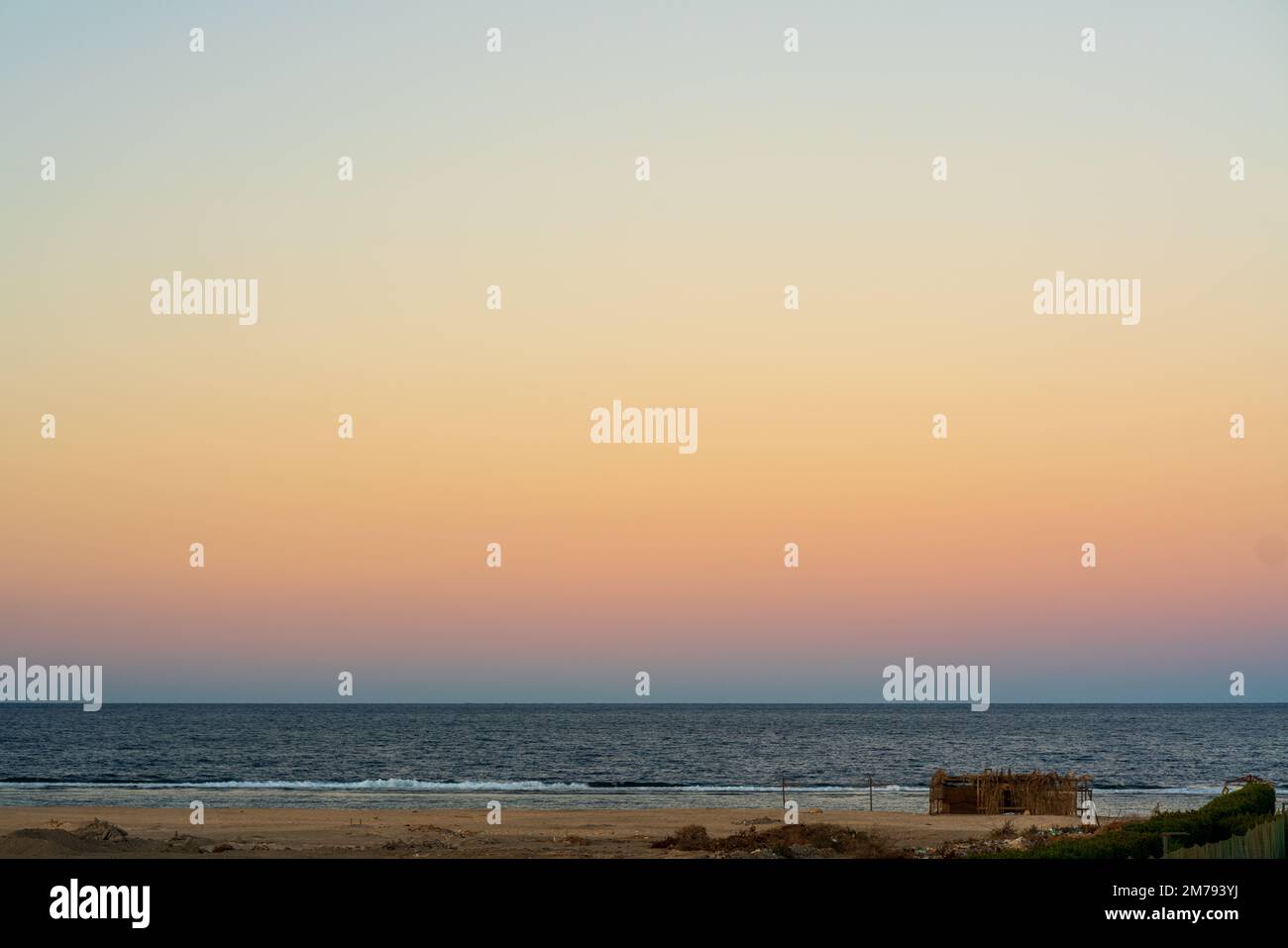 Coucher de soleil sur la magnifique mer bleue de Marsa Alam Banque D'Images
