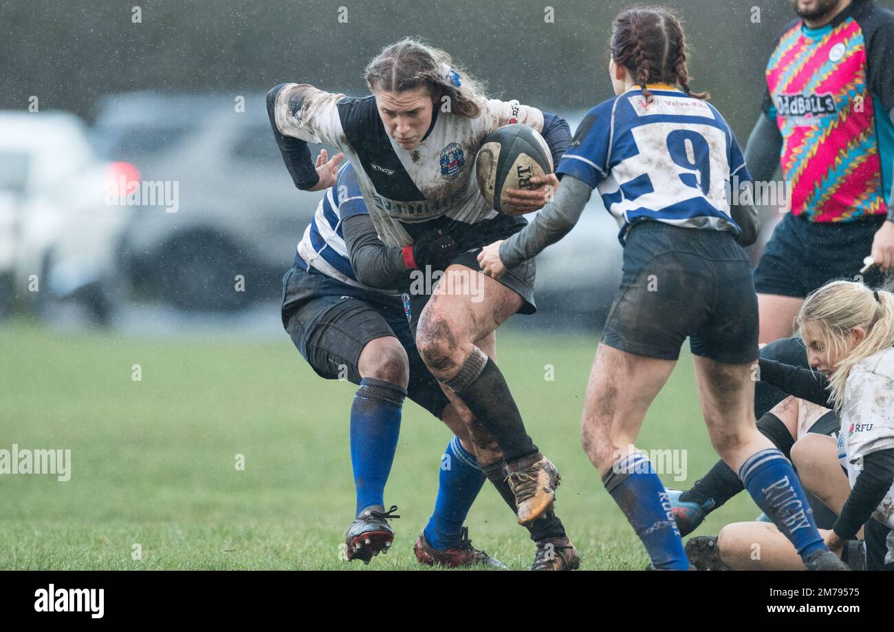 Mansfield, Nottinghamshire, Angleterre, Royaume-Uni. 8th janvier 2023. Mansfield Women v Burton Dames amateur Rugby Union les joueurs jouent dans la pluie, les conditions humides et boueuses comme les averses de pluie se déplacent dans toutes les parties du Royaume-Uni. Crédit : Alan Beastrall/Alay Live News Banque D'Images