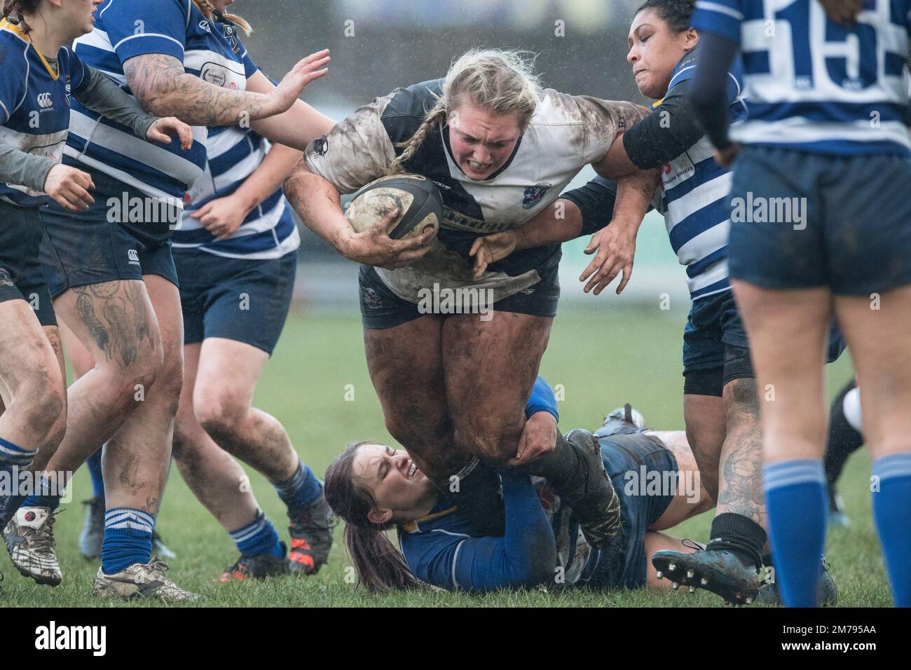 Mansfield, Nottinghamshire, Angleterre, Royaume-Uni. 8th janvier 2023. Mansfield Women v Burton Dames amateur Rugby Union les joueurs jouent dans la pluie, les conditions humides et boueuses comme les averses de pluie se déplacent dans toutes les parties du Royaume-Uni. Crédit : Alan Beastrall/Alay Live News Banque D'Images