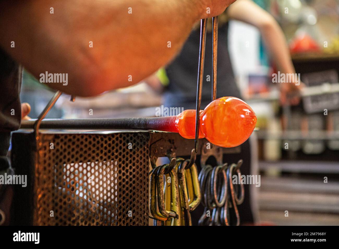Souffleur en verre travaillant en atelier Banque D'Images