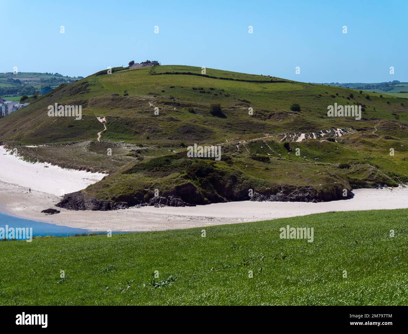 Dunes couvertes de plantes sur la côte de l'Irlande lors d'une journée de printemps ensoleillée. Collines vertes. Paysage irlandais en bord de mer. La beauté de la nature. Banque D'Images