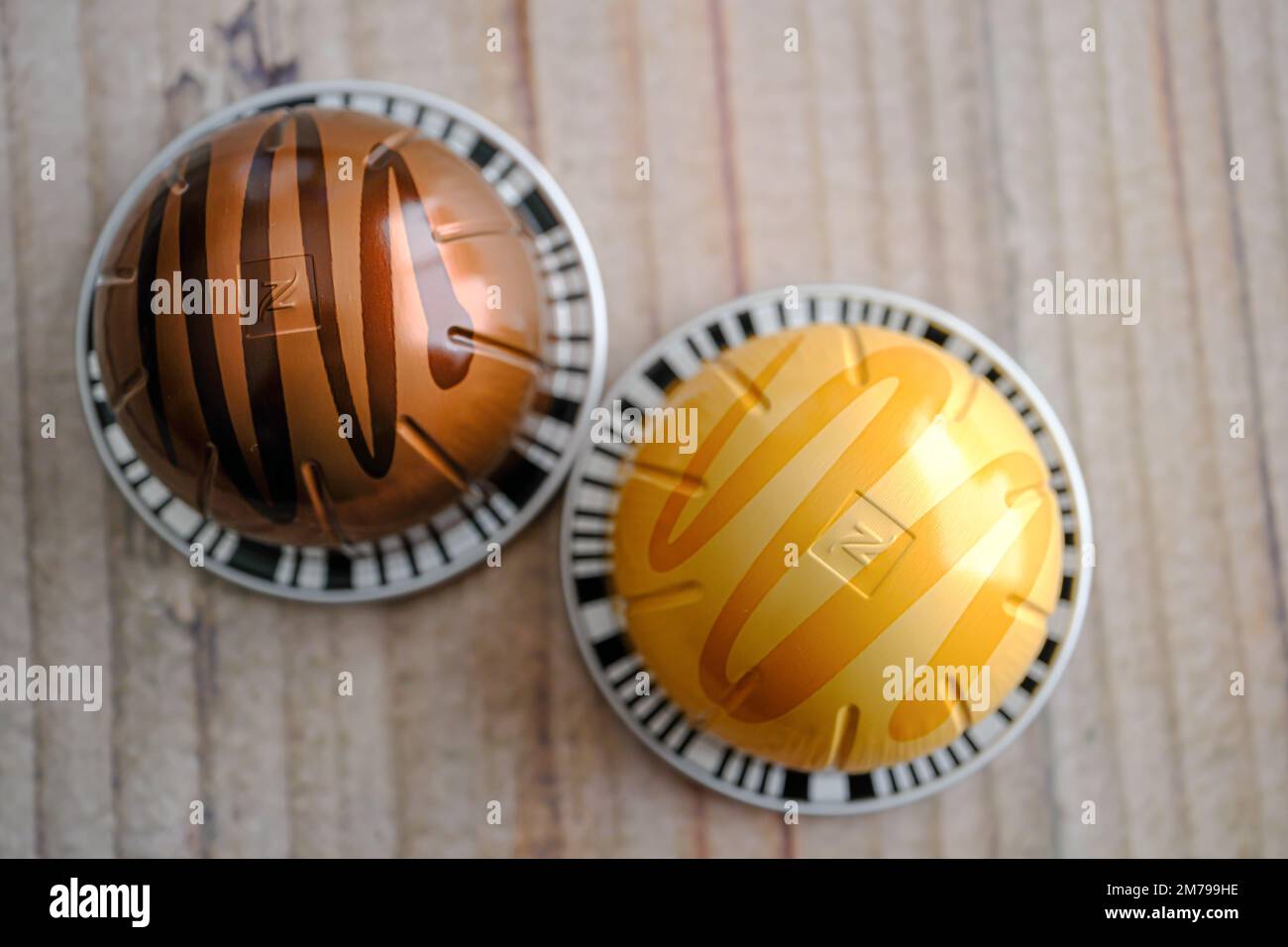 11 novembre 2022 - Calgary Alberta Canada - dosettes Nespresso dans la machine à café Banque D'Images