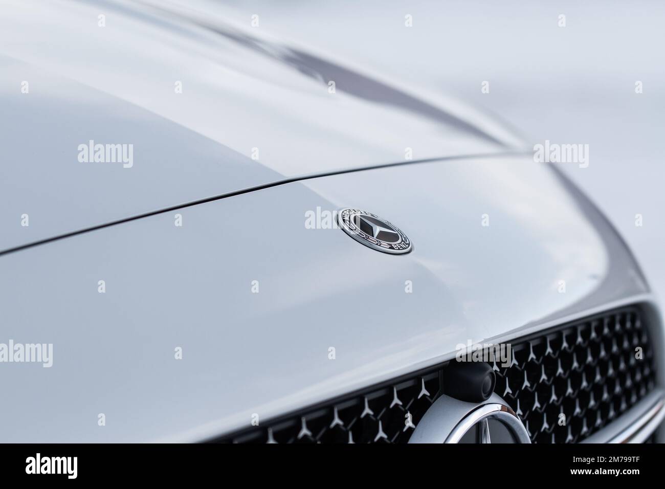MOSCOU, RUSSIE - 02 FÉVRIER 2022. Berline de luxe Mercedes-Benz classe C 200 (W206), vue latérale avant. Logo Mercedes-Benz en gros plan. Banque D'Images