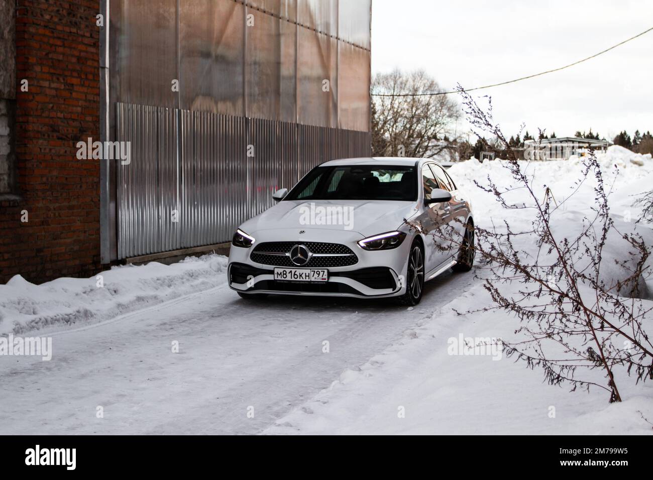 MOSCOU, RUSSIE - 02 FÉVRIER 2022. Mercedes-Benz classe C 200 (W206) berline de luxe modèle sur fond de grunge. Vue rapprochée extérieure avant. Banque D'Images