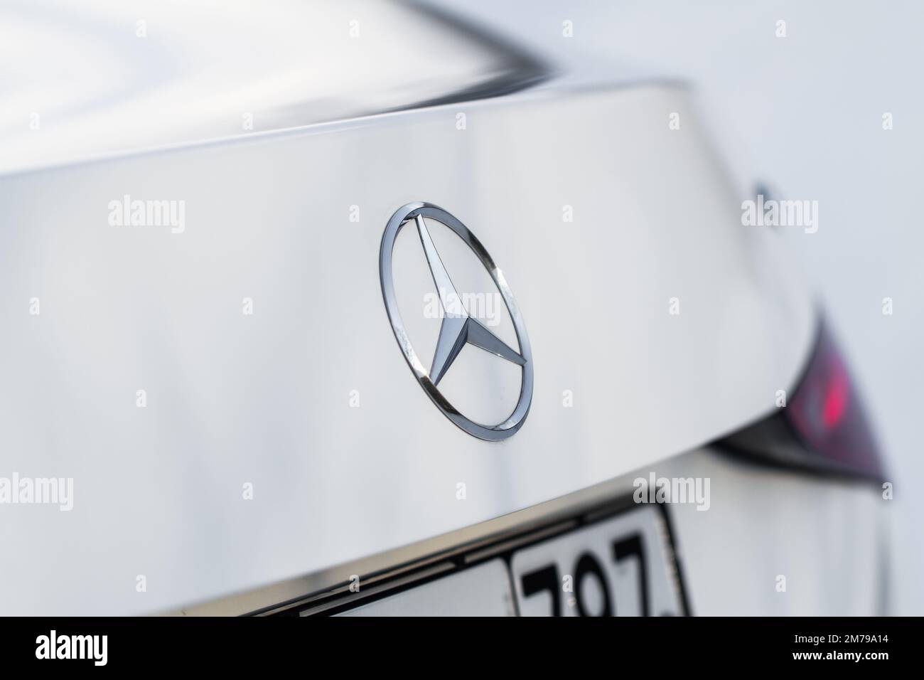 MOSCOU, RUSSIE - 02 FÉVRIER 2022. Berline de luxe Mercedes-Benz classe C 200 (W206). Vue rapprochée de la carrosserie. Logo Mercedes-Benz sur le coffre de voiture doo Banque D'Images MOSCOU, RUSSIE - 02 FÉVRIER 2022. Berline de luxe Mercedes-Benz classe C 200 (W206). Vue rapprochée de la carrosserie. Logo Mercedes-Benz sur le coffre de voiture doo Banque D'Images