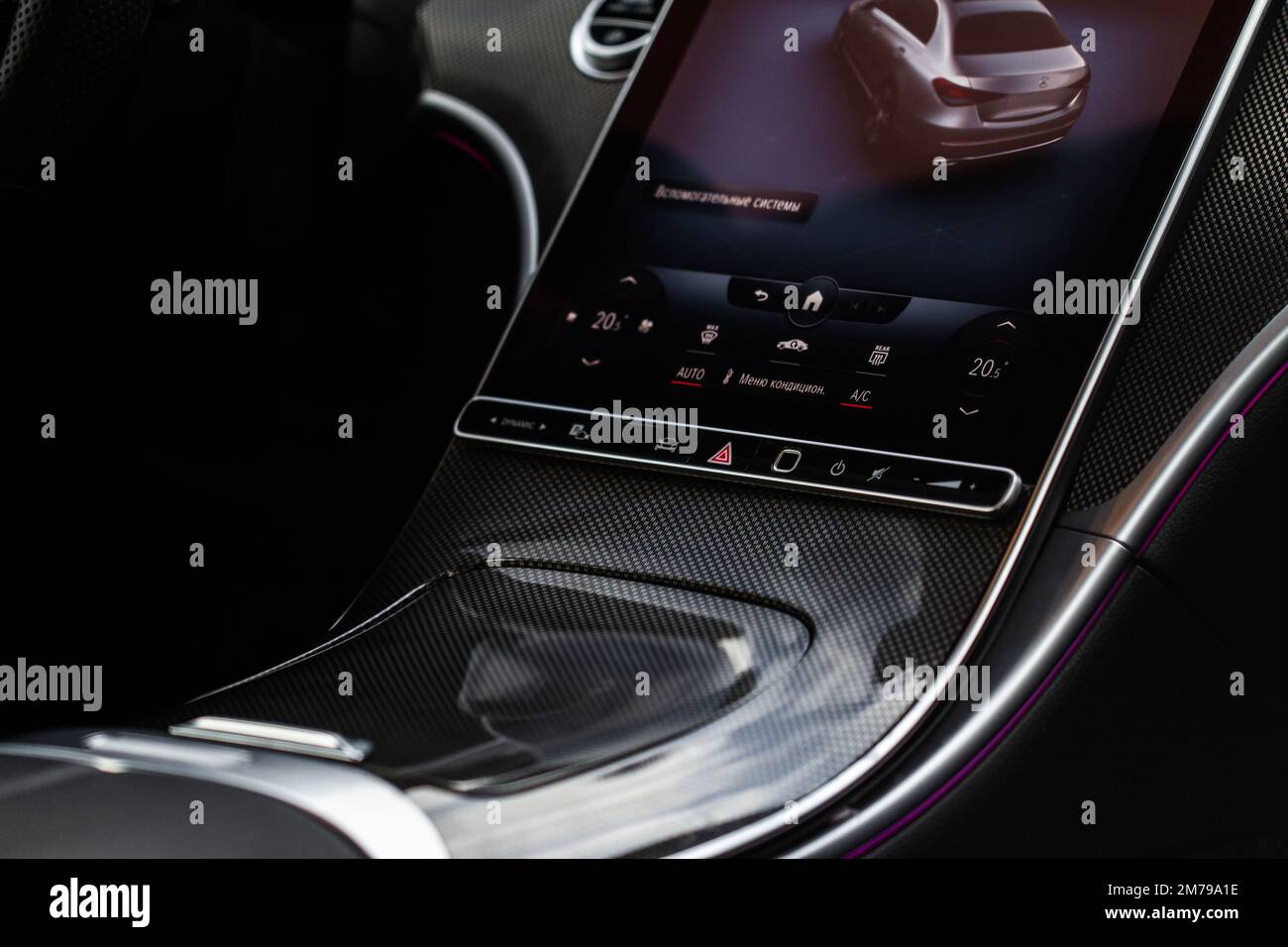 MOSCOU, RUSSIE - 02 FÉVRIER 2022. Mercedes-Benz classe C 200 (W206), vue intérieure. Vue rapprochée de l'intérieur. Moniteur tactile sur le tableau de bord de t Banque D'Images MOSCOU, RUSSIE - 02 FÉVRIER 2022. Mercedes-Benz classe C 200 (W206), vue intérieure. Vue rapprochée de l'intérieur. Moniteur tactile sur le tableau de bord de t Banque D'Images