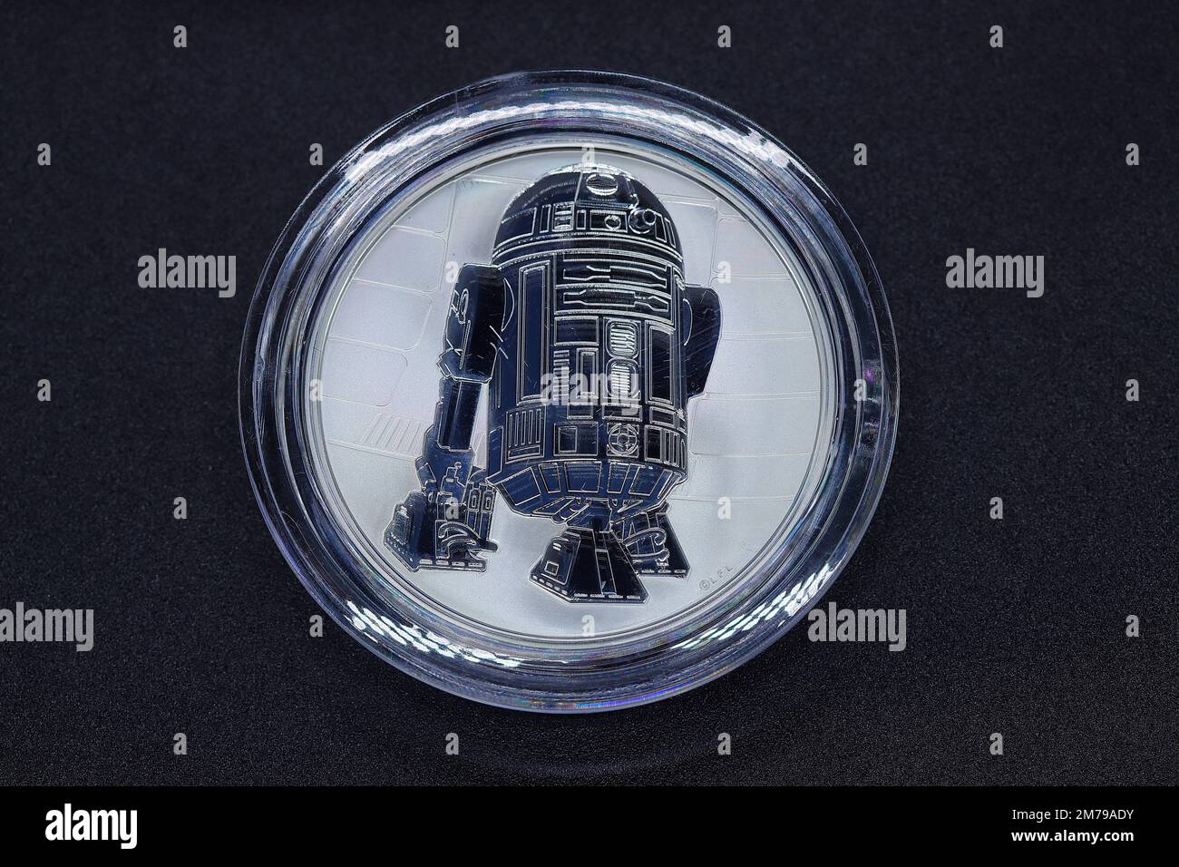 Une médaille d'argent Star Wars avec R2-D2 émise par la monnaie royale en 2017 Banque D'Images