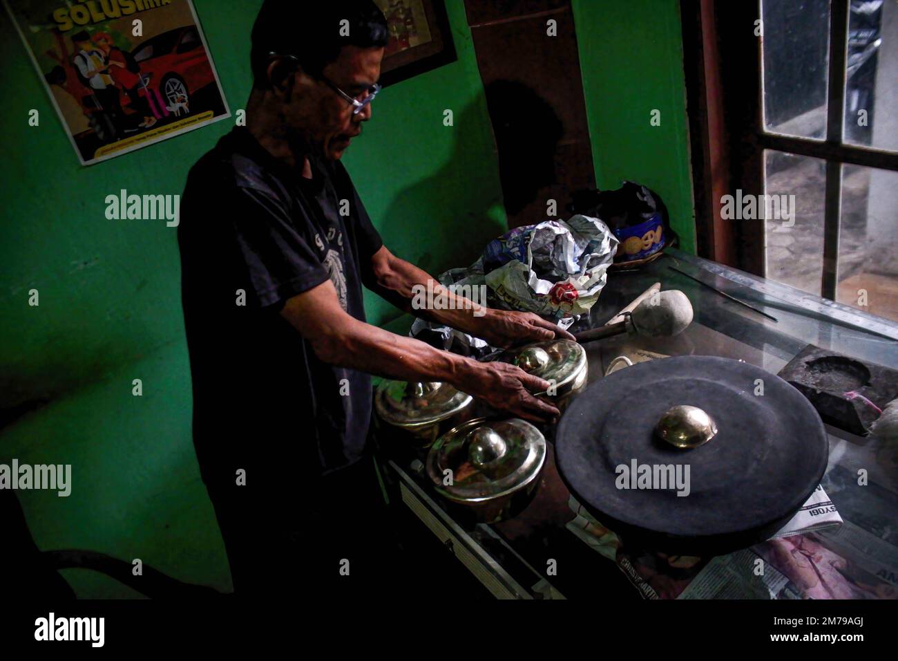 L'artisan de Gong présente certains de ses objets d'artisanat. Le processus de faire un gong à Bogor. L'usine de Bogor gong existe depuis 3 siècles et est passée d'une génération à l'autre jusqu'à ce qu'elle atteigne la septième génération. Artisanat sous forme de gongs, saron, à un ensemble de gamelan. Gong Factory Bogor a vendu de l'artisanat dans toute l'Indonésie à des pays étrangers. Banque D'Images