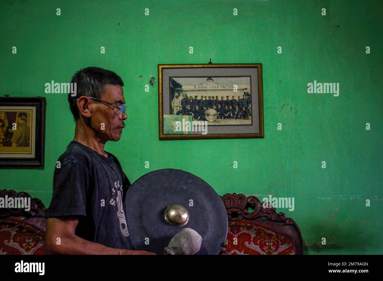 Un des artisans qui travaille depuis 30 ans. Le processus de faire un gong à Bogor. L'usine de Bogor gong existe depuis 3 siècles et est passée d'une génération à l'autre jusqu'à ce qu'elle atteigne la septième génération. Artisanat sous forme de gongs, saron, à un ensemble de gamelan. Gong Factory Bogor a vendu de l'artisanat dans toute l'Indonésie à des pays étrangers. Banque D'Images