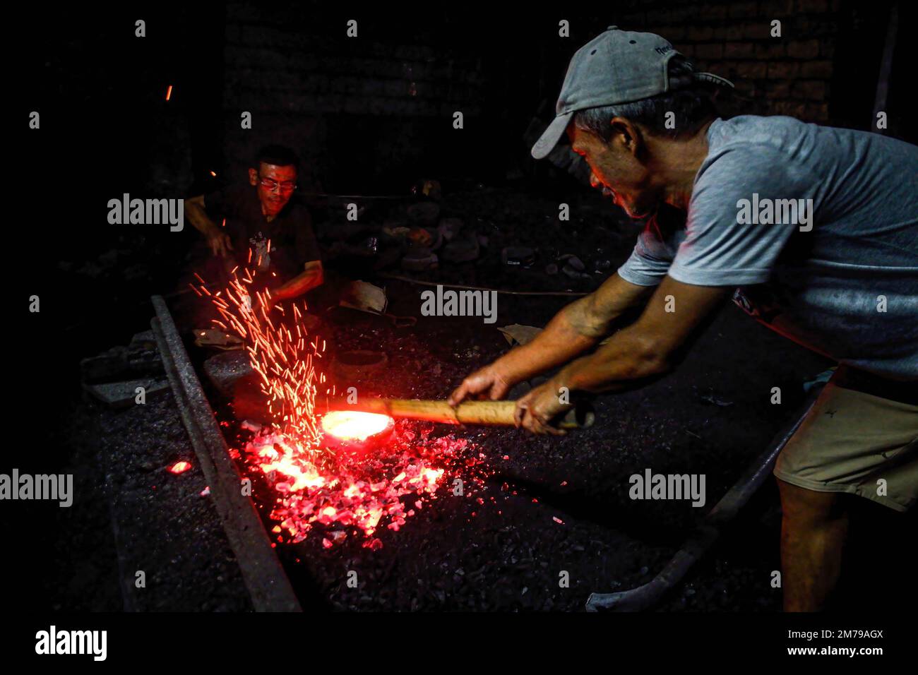 L'artisan du gong est sur le point de verser la plaque de cuivre fondu dans le moule. Le processus de faire un gong à Bogor. L'usine de Bogor gong existe depuis 3 siècles et est passée d'une génération à l'autre jusqu'à ce qu'elle atteigne la septième génération. Artisanat sous forme de gongs, saron, à un ensemble de gamelan. Gong Factory Bogor a vendu de l'artisanat dans toute l'Indonésie à des pays étrangers. Banque D'Images