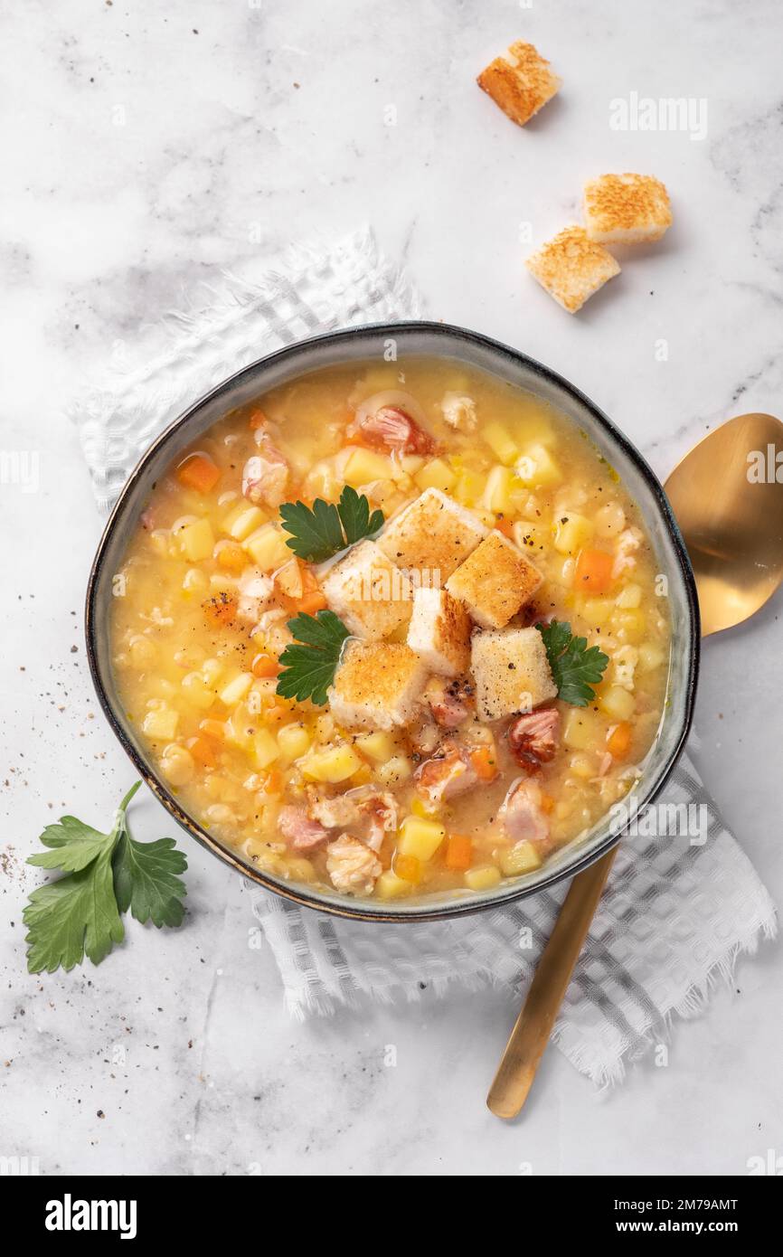 Soupe au jambon et aux haricots Banque de photographies et d’images à ...