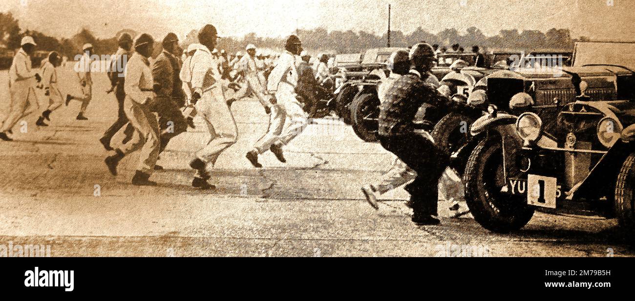 Années 1930 - le début d'une course automobile britannique de six heures en Angleterre sur le circuit de course de Brooklands Banque D'Images