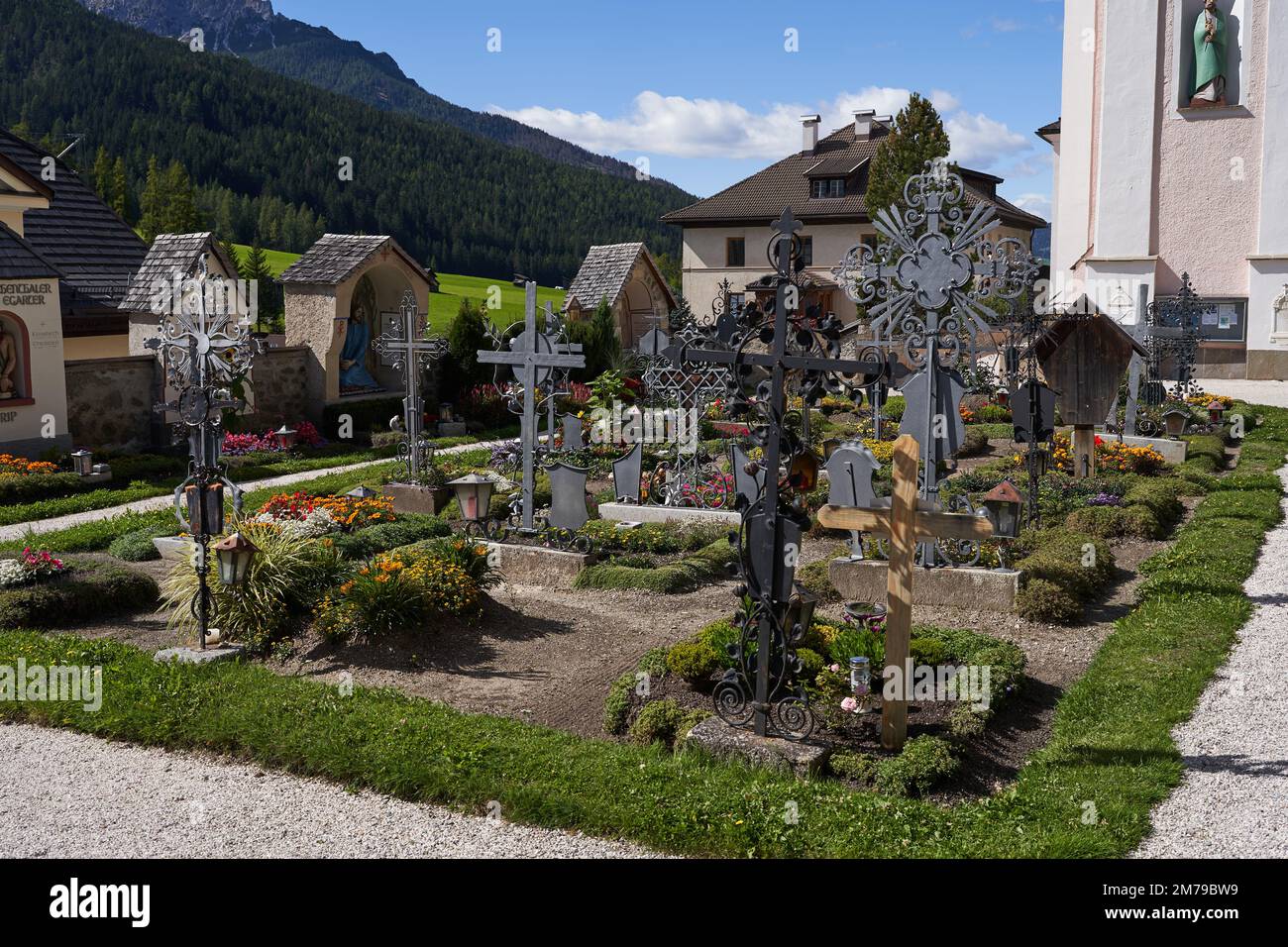 Sesto-Sexten, Italie - 19 septembre 2022 - l'église paroissiale de Saint Pierre et Saint Paul avec le beau cimetière avec arcades à la fin de l'été Banque D'Images