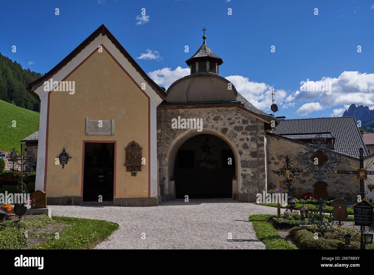 Sesto-Sexten, Italie - 19 septembre 2022 - l'église paroissiale de Saint Pierre et Saint Paul avec le beau cimetière avec arcades à la fin de l'été Banque D'Images