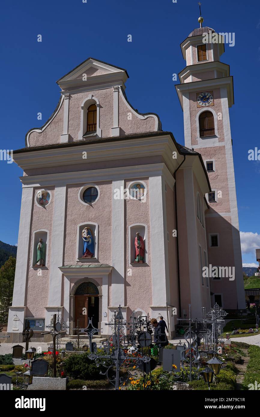 Sesto-Sexten, Italie - 19 septembre 2022 - l'église paroissiale de Saint Pierre et Saint Paul avec le beau cimetière avec arcades à la fin de l'été Banque D'Images