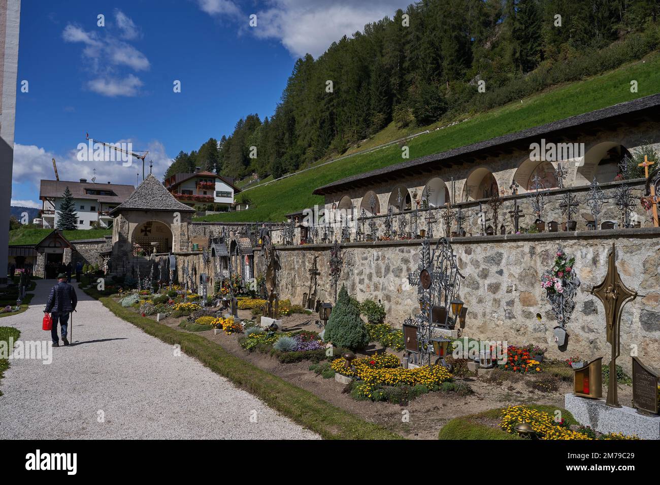 Sesto-Sexten, Italie - 19 septembre 2022 - l'église paroissiale de Saint Pierre et Saint Paul avec le beau cimetière avec arcades à la fin de l'été Banque D'Images