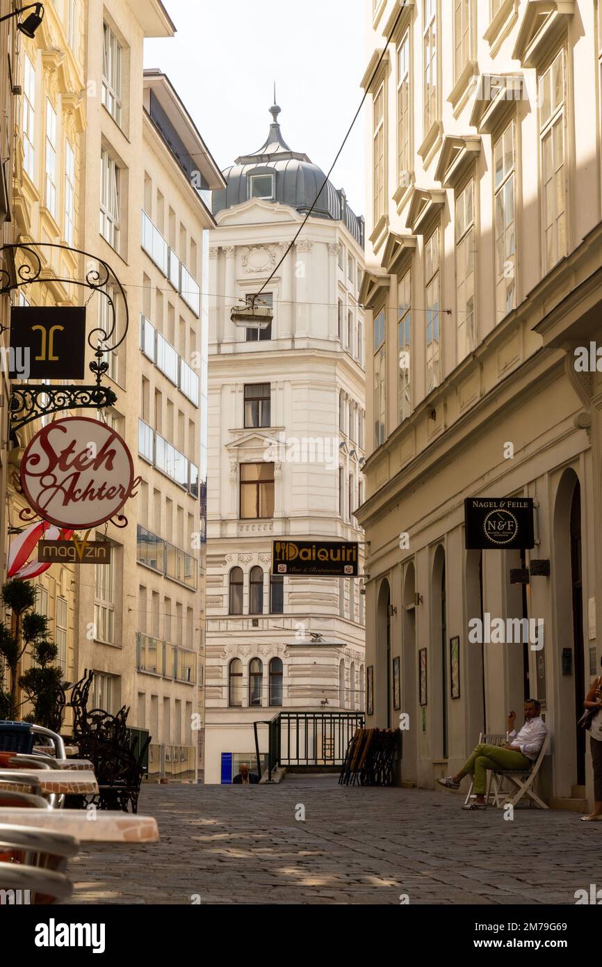 Autour de Vienne, bâtiments, cafés, art public et rues pavées Banque D'Images