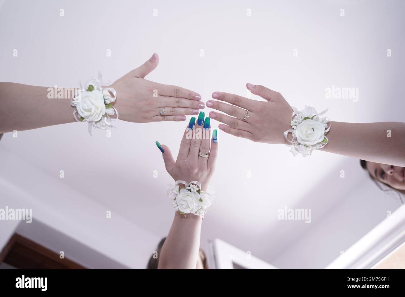 Les demoiselles d'honneur dans les bracelets tenant les mains avant la cérémonie de mariage Banque D'Images
