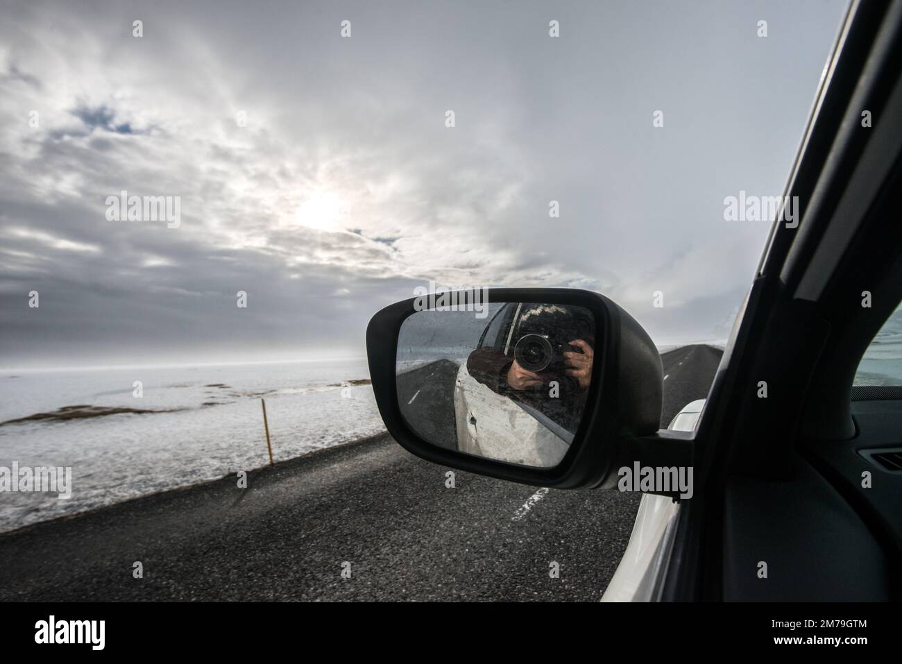 Un photographe qui photographie la fenêtre de la voiture en islande Banque D'Images