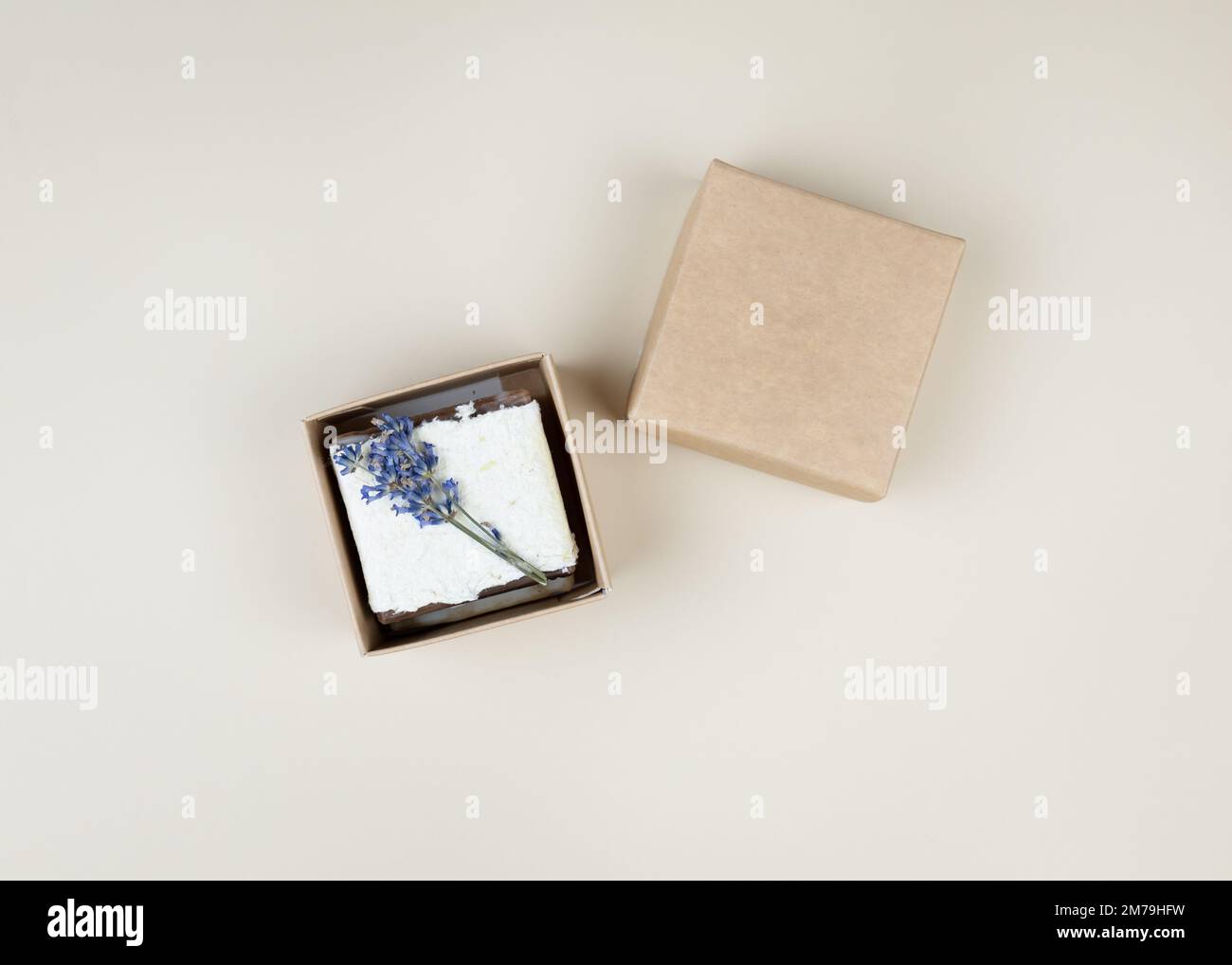 Savon maison naturel enveloppé de papier floral pressé fait à la main, décoré de lavande. Idée de cadeau d'entreprise ou personnelle. Cadeau pour la fête des femmes Banque D'Images