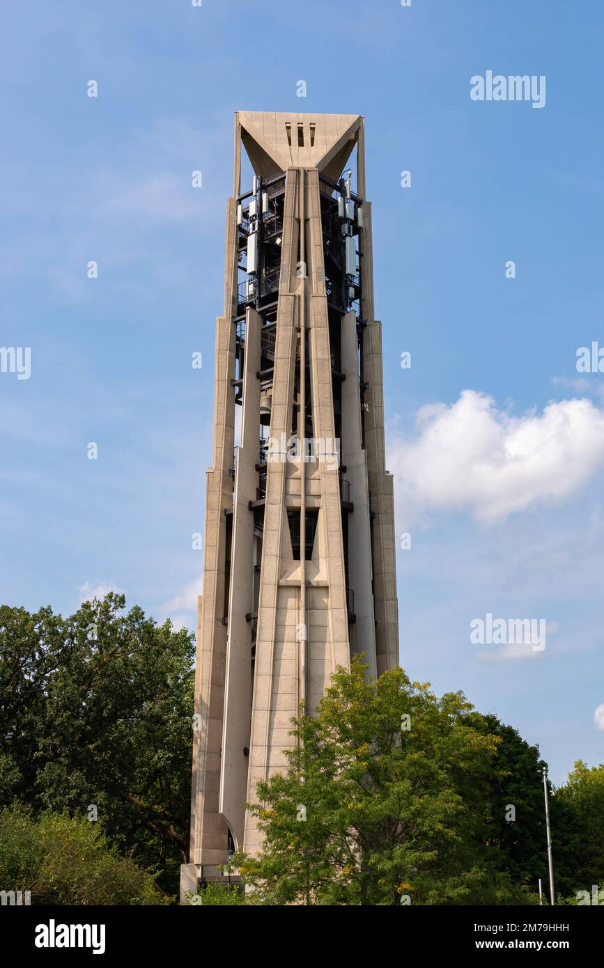 Naperville, Illinois - Etats-Unis - 15 septembre 2022: La Tour de Moser et le Carillon du millénaire, construit en 1999, un bel après-midi d'automne. Banque D'Images