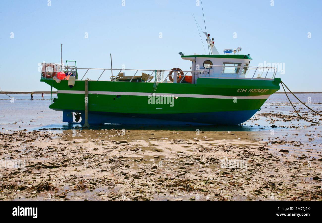 Un bateau de pêche à Pirou Plage sur la péninsule de Cherbourg, Normandie, France, Europe Banque D'Images