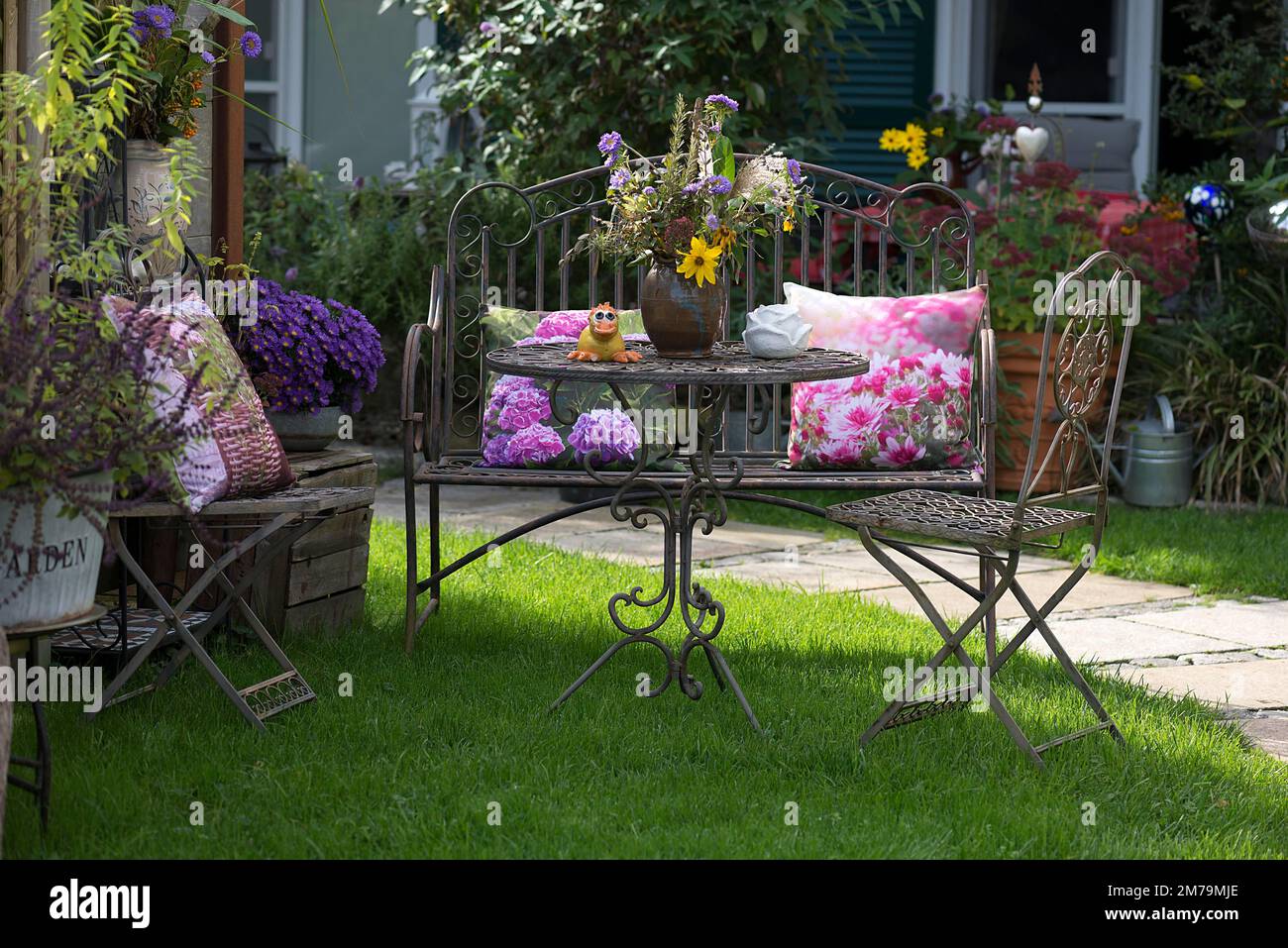 Mobilier de jardin avec décoration florale, Bavière, Allemagne Banque D'Images