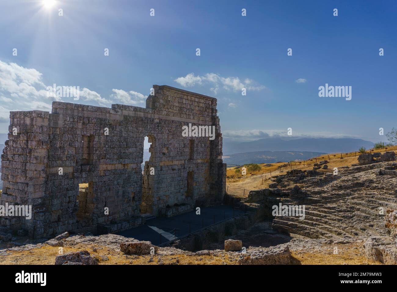 Vue arrière du théâtre romain d'Acinipo à Ronda, Malaga avec l'amphithéâtre au premier plan Banque D'Images