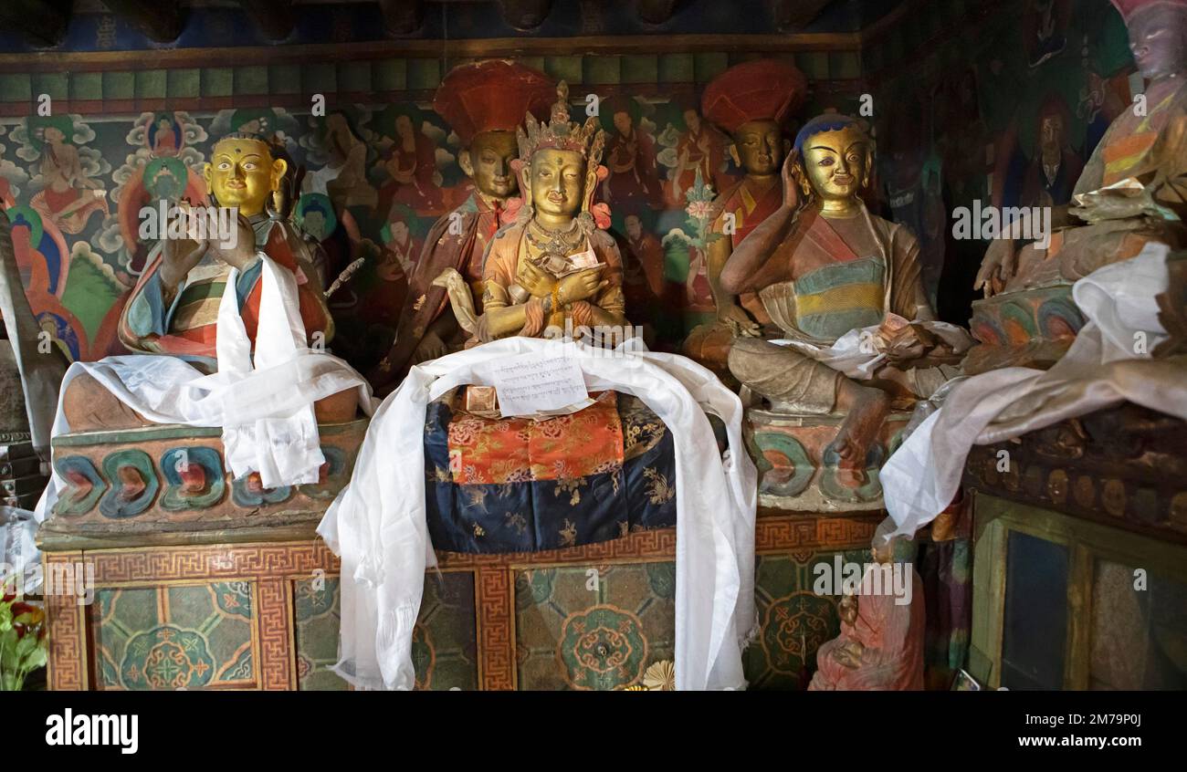 Personnages saints avec châles de prière, Monastère de Lamayuru ou Lamayuru Gompa, Lamayuru, Ladakh, Inde Banque D'Images