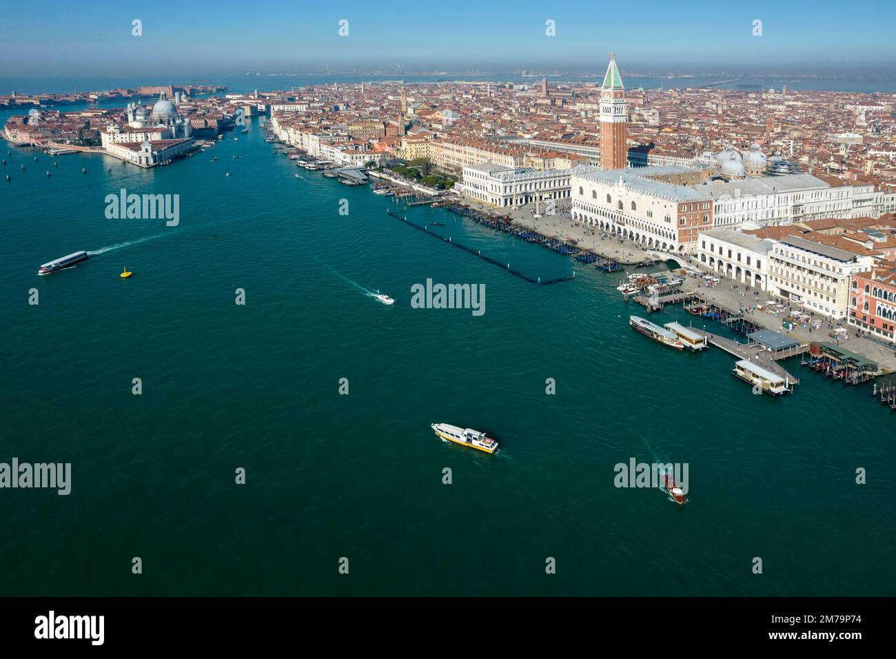 Vue aérienne de la place Saint-Marc, du Grand Canal et de Dogana da Mar, Venise, Vénétie, Italie Banque D'Images