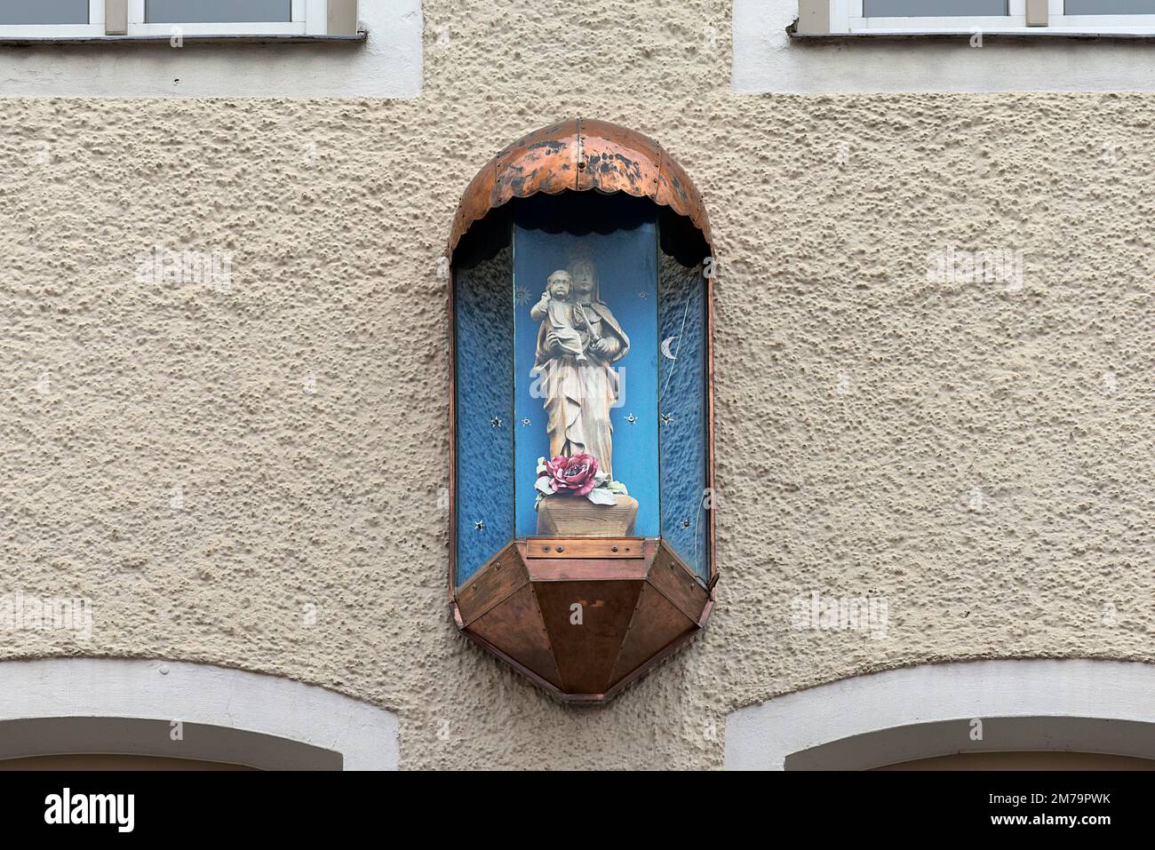 Sculpture de la Vierge Marie dans un coffret en verre sur une maison résidentielle, Traunstein, Bavière, Allemagne Banque D'Images