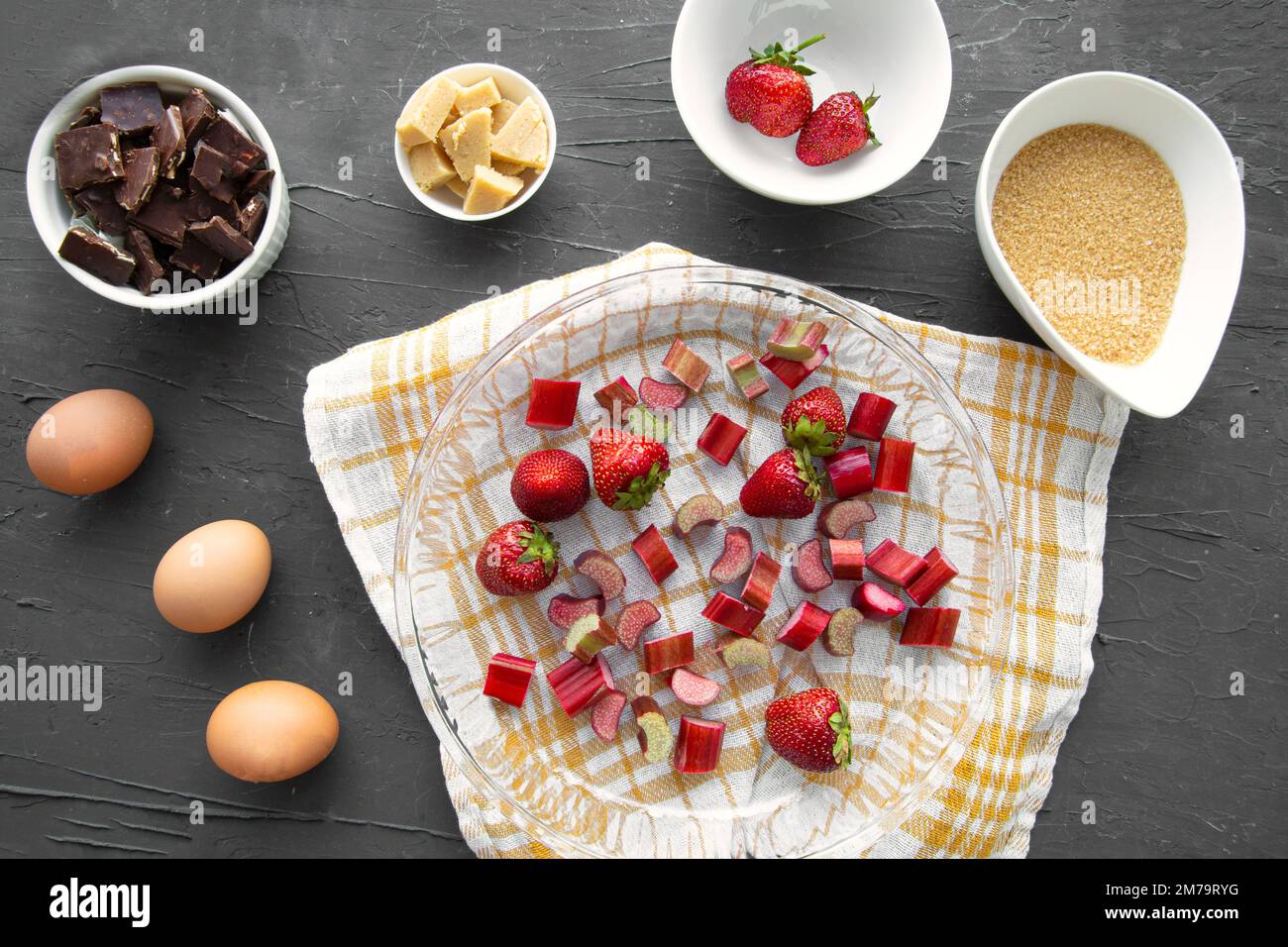 Préparation de gâteaux aux fruits d'été. Tarte ou tarte aux fraises ou à la rhubarbe, vue de dessus. Banque D'Images