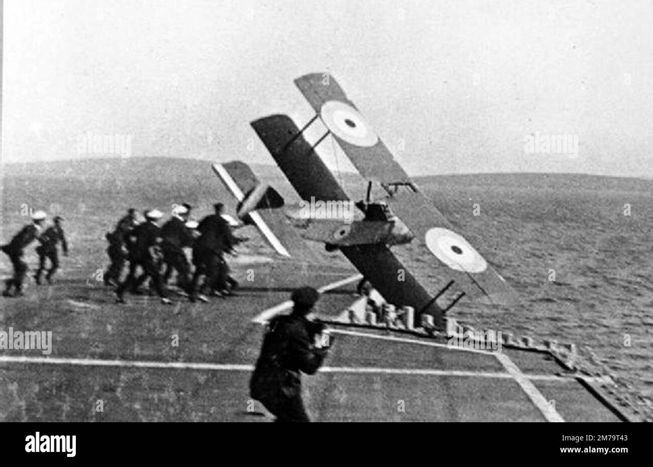 Sopwith Pup d'Edwin Dunning détournant le pont de vol du HMS Furious lors de sa tentative fatale d'atterrir sur le transporteur alors qu'il était en cours, 7 août 1917. Le commandant de l'escadron Edwin Harris Dunning, (1892 – 1917), du British Royal Naval Air Service, a été le premier pilote à atterrir un avion sur un navire en mouvement. Banque D'Images