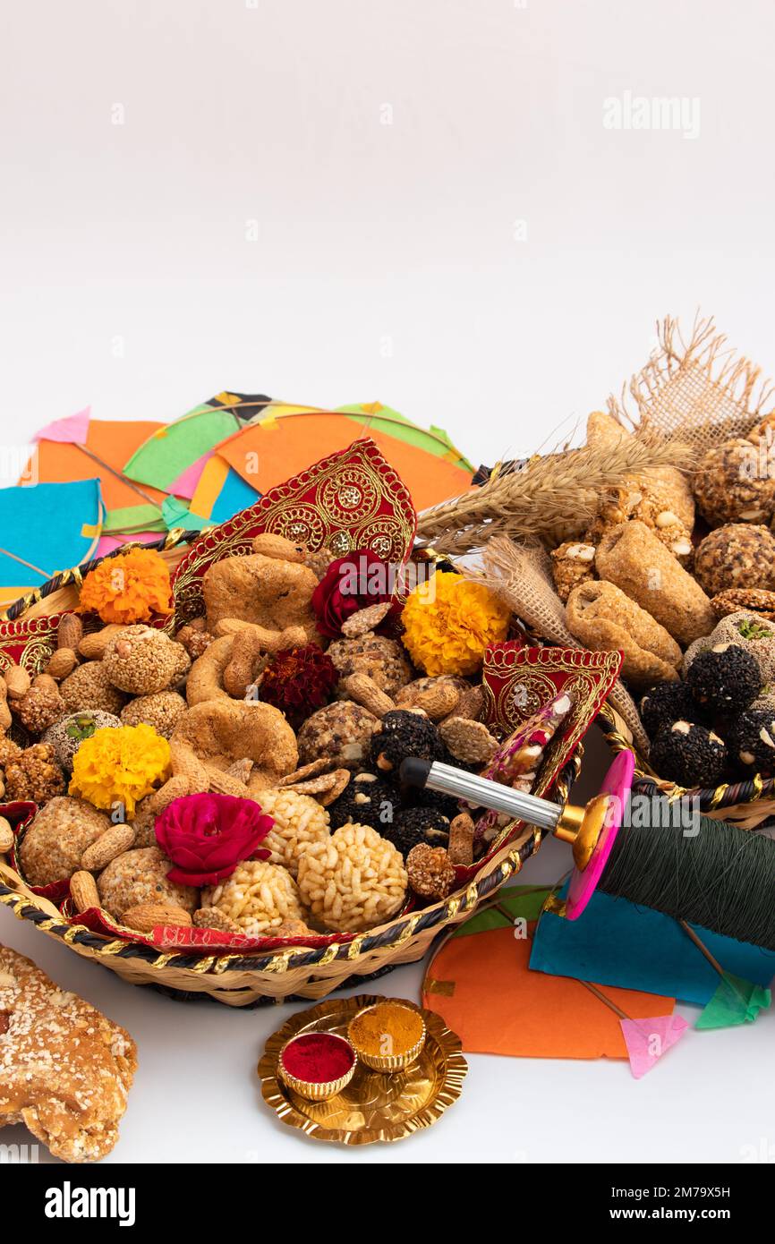 Le festival de la moisson est célébré comme Makar Sankranti, Lohri, Uttarayan, Maghi, Poush Sankranthi,Magh Bihu avec Sesame Sweet viz. Tilgul, Til Mithai, Gaj Banque D'Images