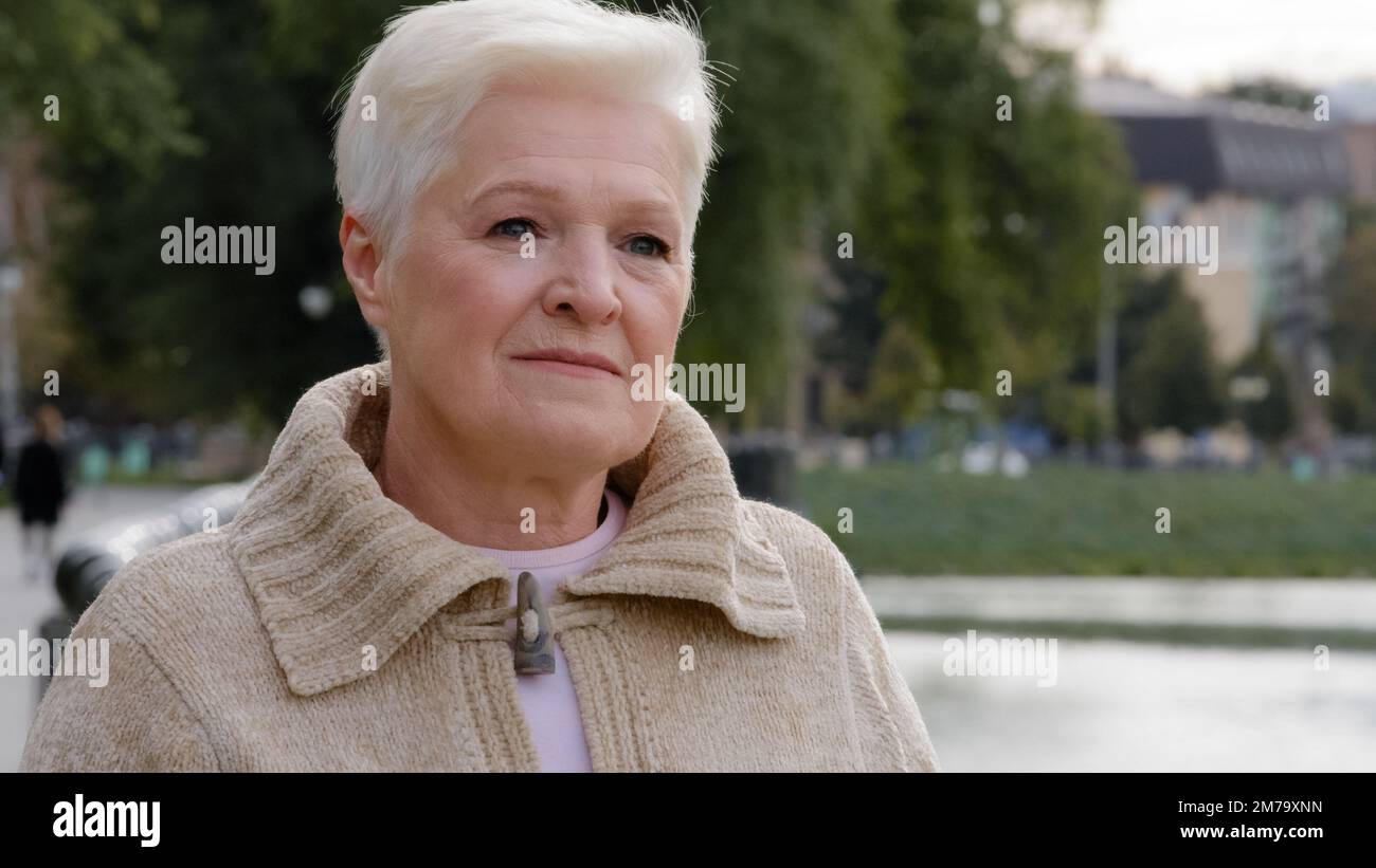 Gros plan portrait triste sérieux attrayant bienveillant femme en âge de retraite. Calme couvant femme mûre dans des vêtements décontractés avec cheveux courts gris élégant Banque D'Images