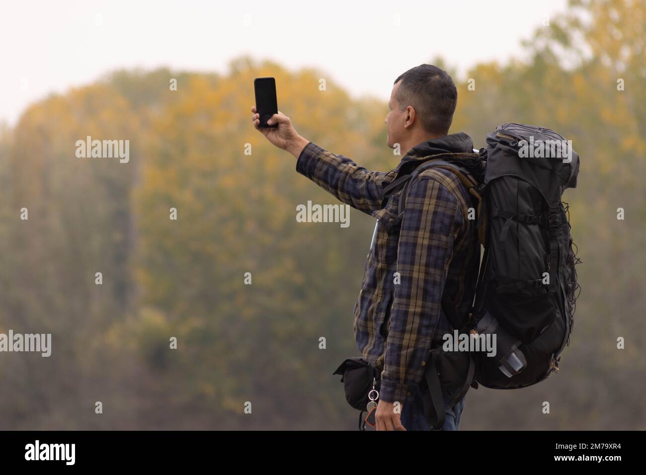 Portrait de voyageur homme au lac en automne prenant un selfie. Photo de haute qualité Banque D'Images