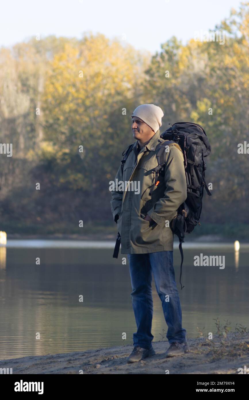 Portrait de voyageur homme au lac en automne. Photo de haute qualité Banque D'Images
