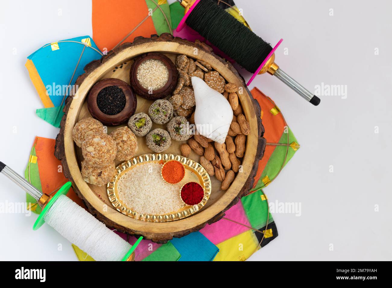Le festival de la moisson est célébré comme Makar Sankranti, Lohri, Uttarayan, Maghi, Poush Sankranthi,Magh Bihu avec Sesame Sweet viz. Tilgul, Til Mithai, Gaj Banque D'Images