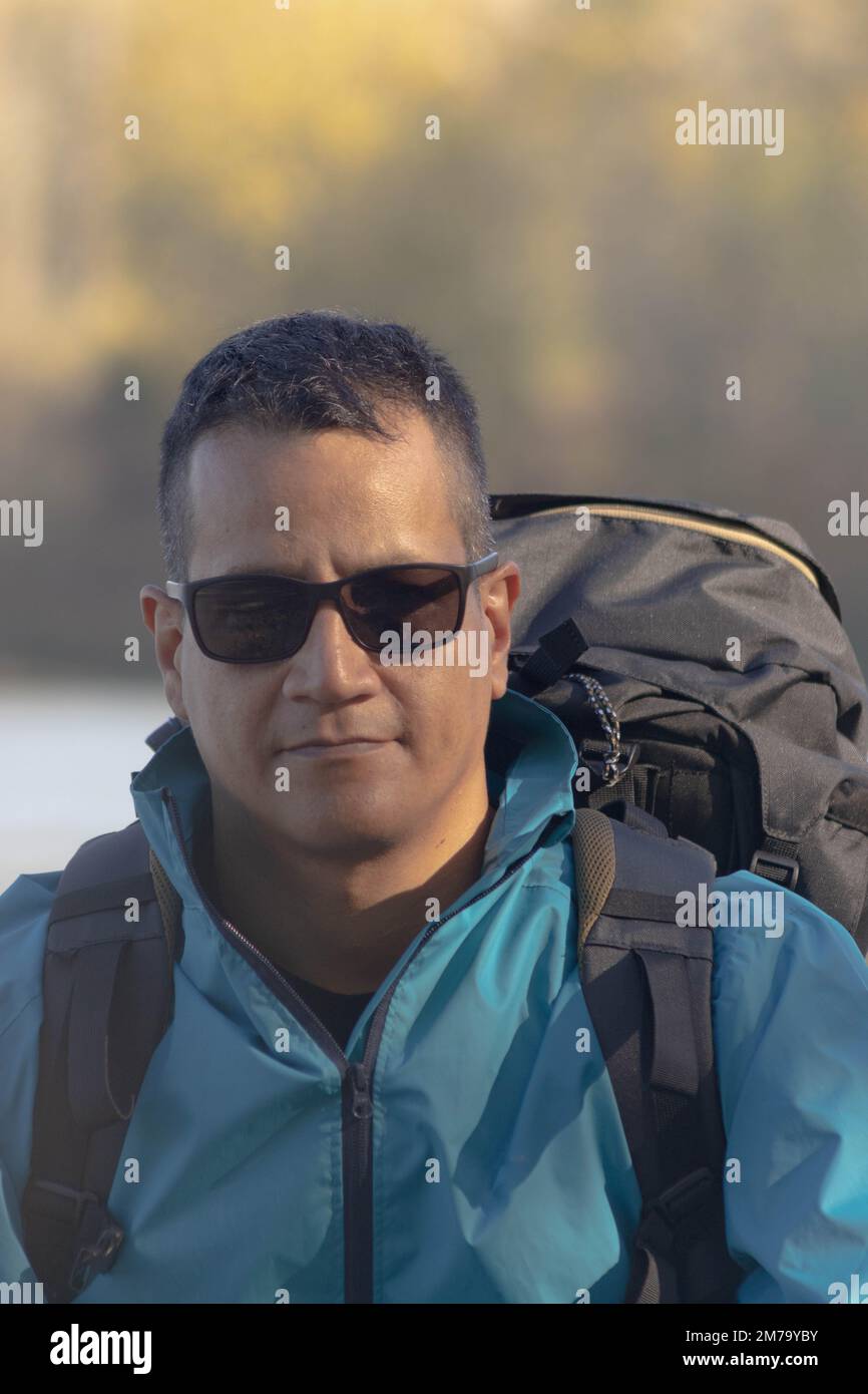 Portrait de voyageur homme au lac en automne avec des lunettes de soleil Banque D'Images