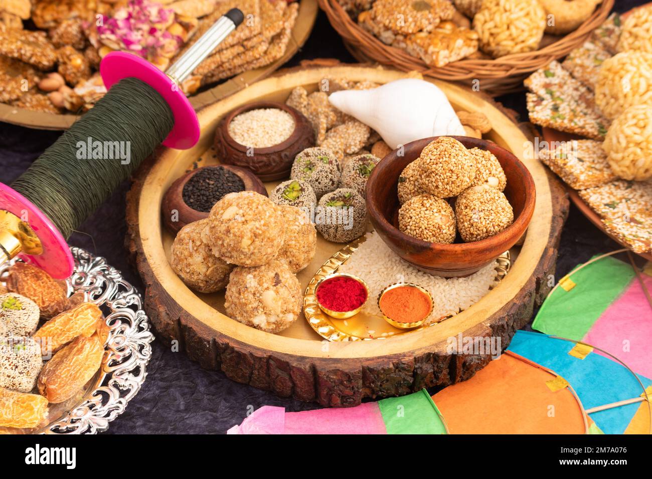 Le festival de la moisson est célébré comme Makar Sankranti, Lohri, Uttarayan, Maghi, Poush Sankranthi,Magh Bihu avec Sesame Sweet viz. Tilgul, Til Mithai, Gaj Banque D'Images