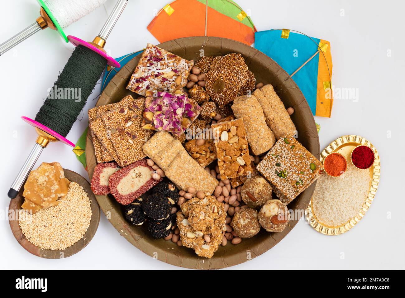 Le festival de la moisson est célébré comme Makar Sankranti, Lohri, Uttarayan, Maghi, Poush Sankranthi,Magh Bihu avec Sesame Sweet viz. Tilgul, Til Mithai, Gaj Banque D'Images