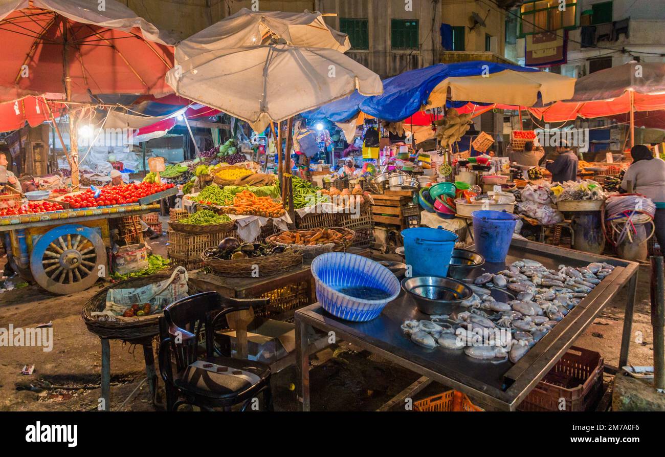 ALEXANDRIE, EGYPTE - 1 FÉVRIER 2019 : vue en soirée d'un marché à Alexandrie, Egypte Banque D'Images